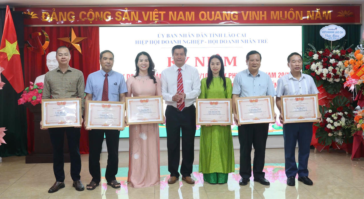 Chủ tịch Hiệp hội Doanh nghiệp tỉnh Lào Cai trao Bằng khen của Liên đoàn Thương mại và công nghiệp Việt Nam cho các cá nhân và tập thể có thành tích xuất sắc.