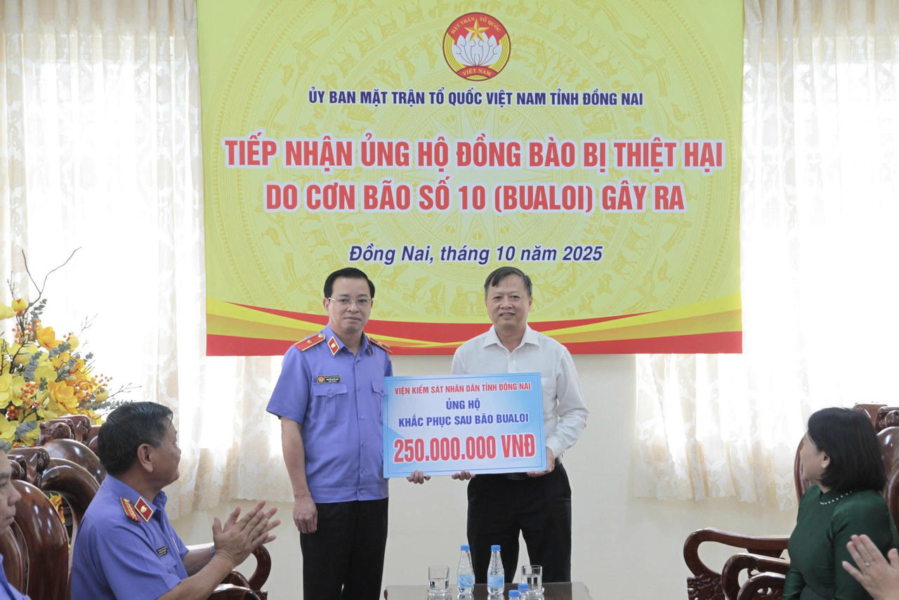 Ông Nguyễn Quốc Hân – Bí thư Đảng ủy, Viện trưởng VKSND tỉnh Đồng Nai, đại diện ngành Kiểm sát Đồng Nai trao tiền ủng hộ đến UBMTTQ Việt Nam tỉnh Đồng Nai.