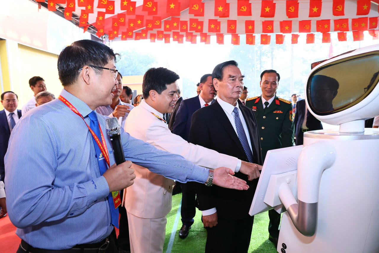Nguyên Ủy viên Bộ Chính trị, nguyên Thường trực Ban Bí thư Lê Hồng Anh tham quan gian trưng bày robot của một doanh nghiệp công nghệ trên địa bàn tỉnh Đồng Nai.