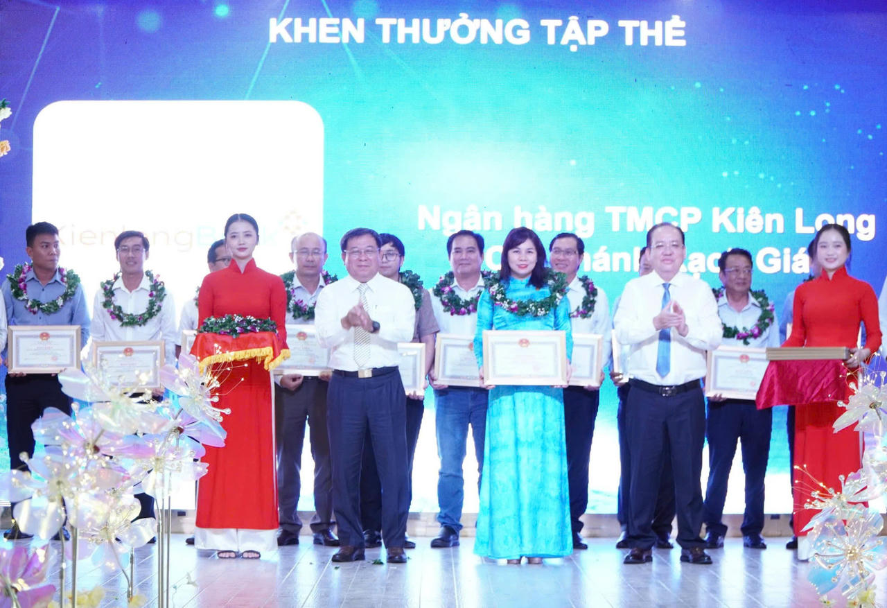 Phó Chủ tịch Thường trực UBND tỉnh An Giang Nguyễn Thanh Phong và Phó Chủ tịch Thường trực UBMTTQ Việt Nam tỉnh An Giang Lê Thanh Việt trao bằng khen của UBND tỉnh cho đại diện tập thể có thành tích trong sản xuất kinh doanh, góp phần vào sự phát triển kinh tế - xã hội tỉnh An Giang năm 2025.