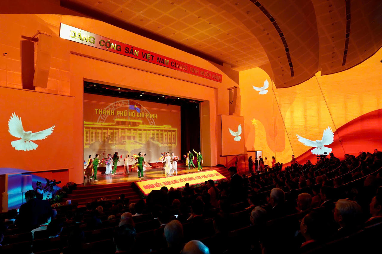 Cánh bồ câu hoà bình tại Đại hội đại biểu Đảng bộ TP Hồ Chí Minh lần thứ I, nhiệm kỳ 2025 - 2030.