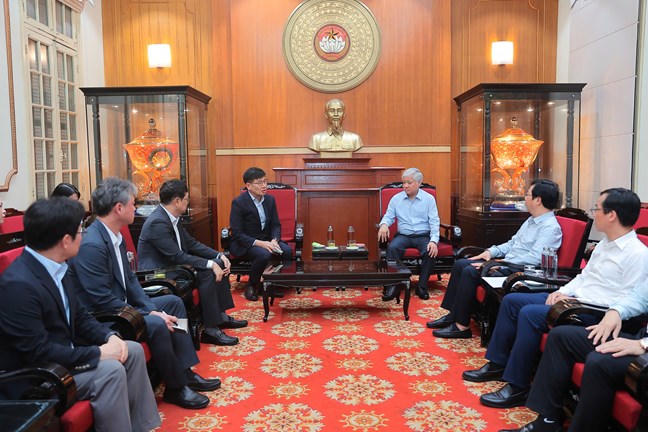 Chủ tịch UBTƯ MTTQ Việt Nam Đỗ Văn Chiến trao đổi cùng đại diện Samsung Việt Nam. Ảnh: Hoài Nam 