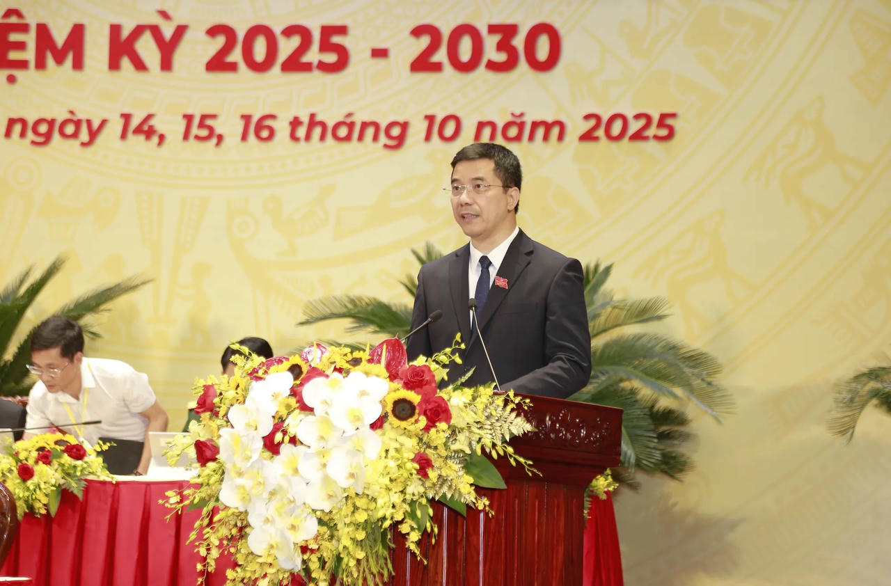 Ông Nguyễn Hồng Phong, Phó Bí thư Thường trực Tỉnh ủy Thanh Hóa thông qua chương trình, quy chế làm việc và nội quy Đại hội.