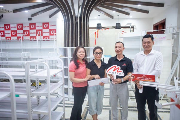 Ban lãnh đạo Motaro Group thăm hỏi và hỗ trợ trực tiếp các đại lý, cửa hàng trong khu vực bị ảnh hưởng sau bão.