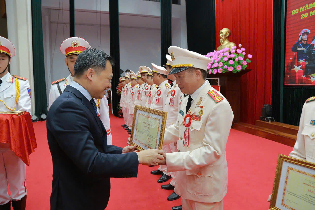 Đại tá Trần Thanh Sơn nhận Bằng khen của UBND tỉnh Sơn La.