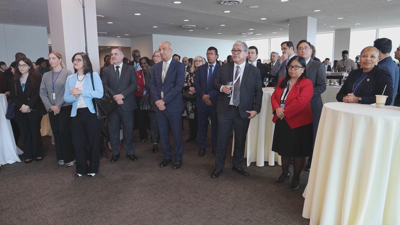 Các đại biểu tại Lễ khai mac Triển lãm.