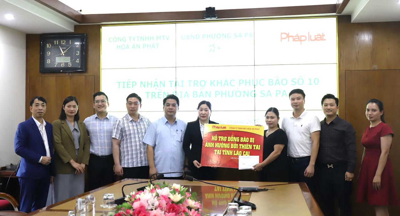 Đại diện Công ty TNHH MTV Hòa An Phát và Báo Pháp luật Việt Nam trao hỗ trợ cho phường Sa Pa khắc phục hậu quả bão số 10.