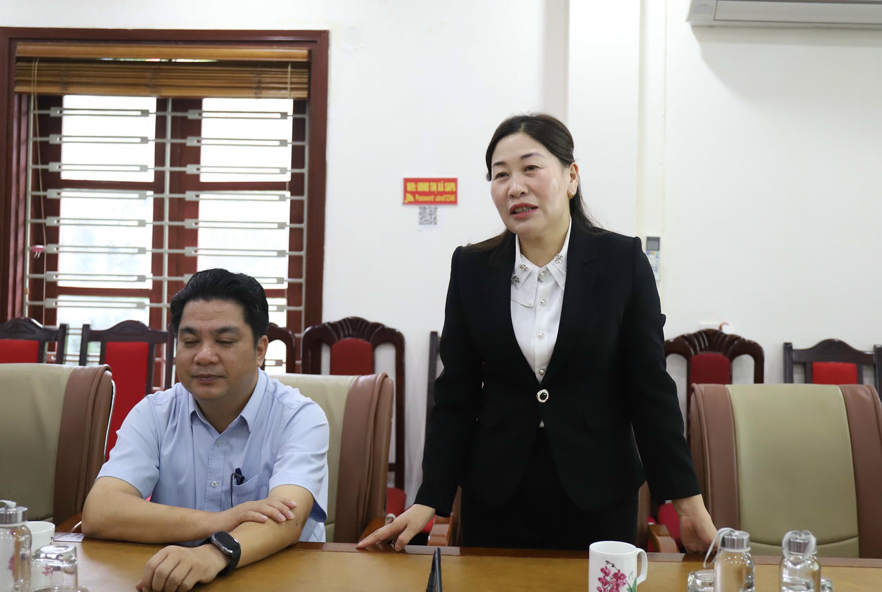 Bà Hầu Tuyết Lan, Chủ tịch UBMTTQ phường Sa Pa trân trọng cảm ơn sự quan tâm, hỗ trợ của Báo Pháp luật Việt Nam và Công ty An Hòa phát và các mạnh thường quân.