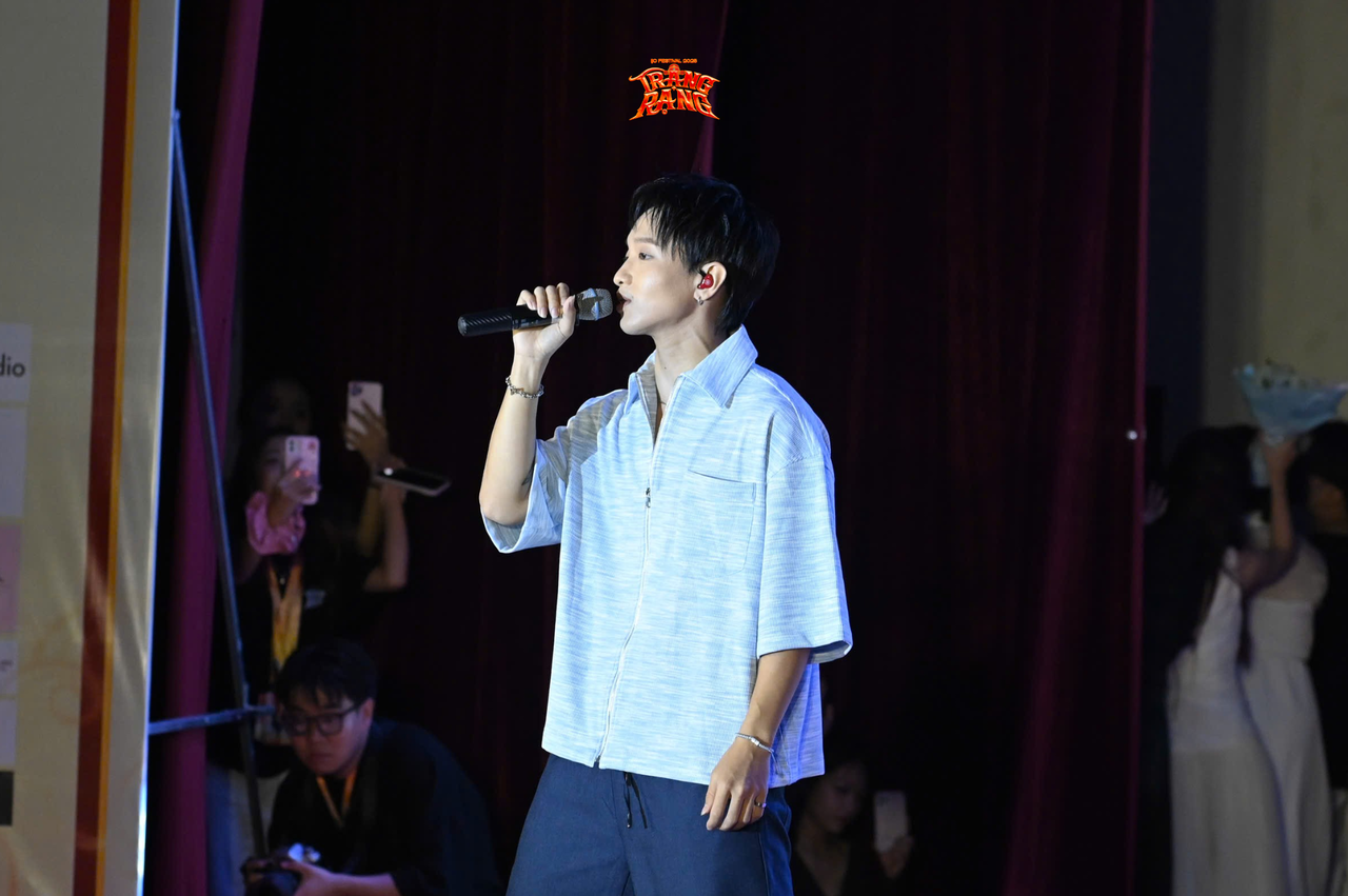 Hoàng Dũng thể hiện bản tình ca “Nàng thơ” đầy lãng mạn. (Ảnh: BTC)