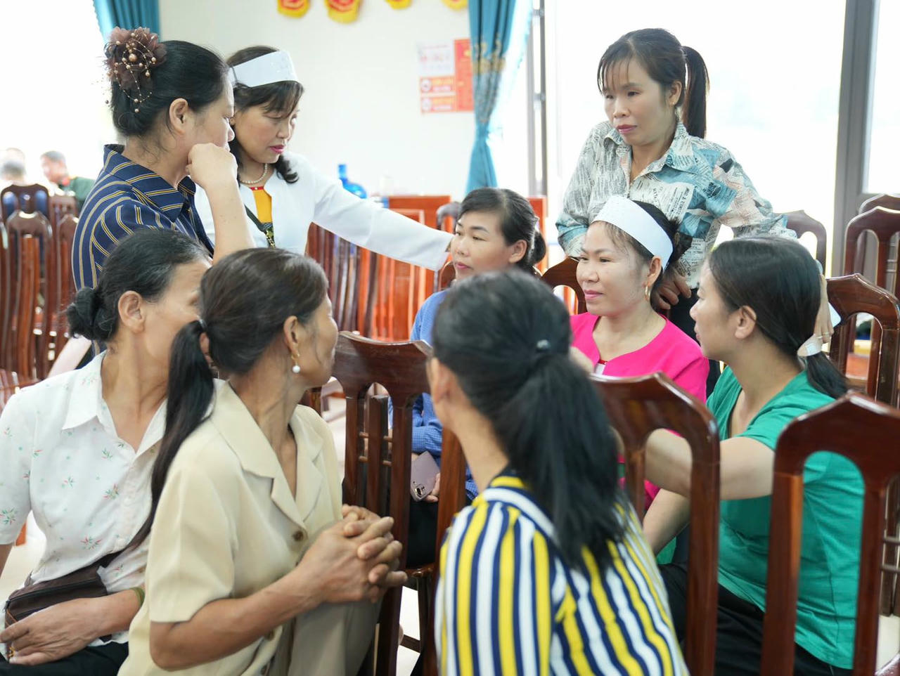 Người dân hào hứng tiếp cận các dịch vụ công ngay tại địa phương mà không cần di chuyển lên trung tâm.