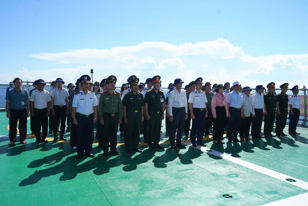 Lễ tưởng niệm các anh hùng, liệt sĩ tàu không số tại điểm C43B được tổ chức ngay trên tàu 390, thuộc Bộ Tư lệnh Vùng Cảnh sát biển 2.
