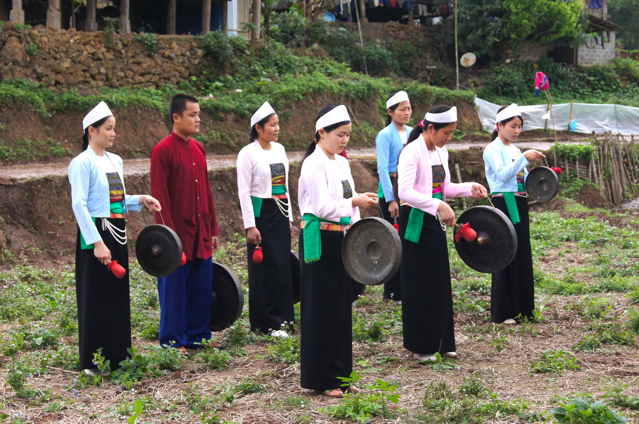 Quyết định 1528 xác định xây dựng Hồ Hòa Bình là một trong 12 Khu DLQG trọng tâm của vùng Trung du miền núi Bắc Bộ với sản phẩm du lịch đặc trựng là du lịch tìm hiểu, trải nghiệm văn hóa Mường gắn với hệ sinh thái lòng hồ. (Ảnh: GH)