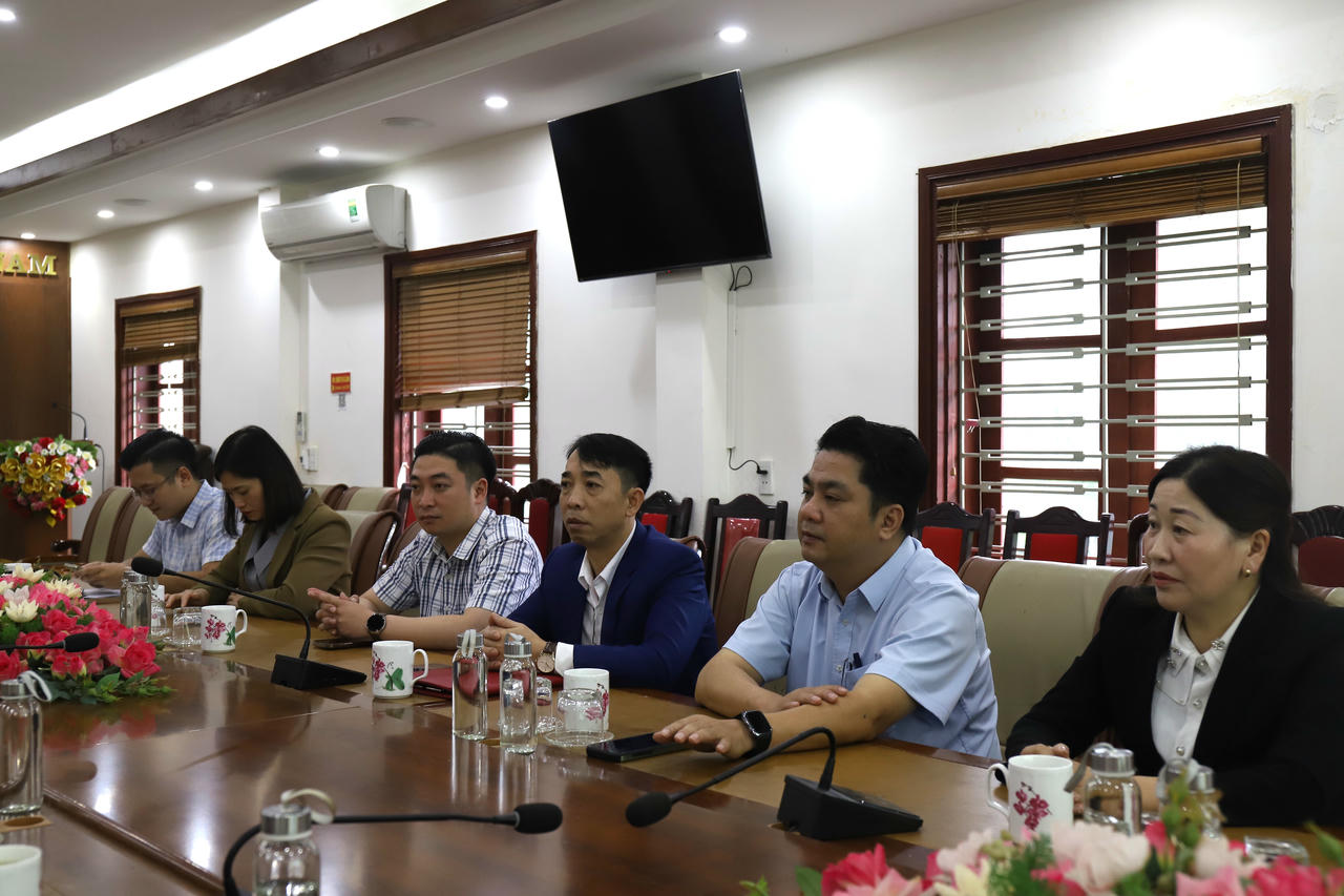 Đại diện phường Sa Pa tại buổi trao quà.