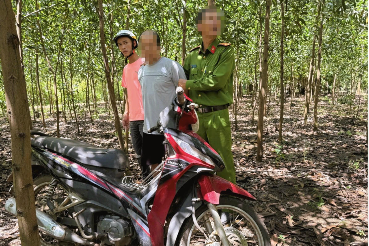 Đối tượng P.T.T bị bắt giữ khi đang lẫn trốn trong vườn tràm