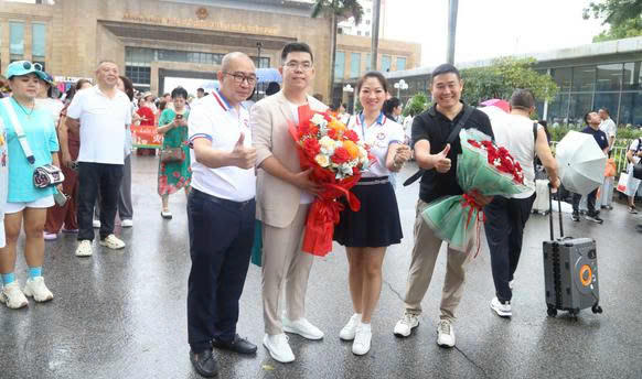 Khách du lịch Trung Quốc chụp ảnh lưu niệm tại Cửa khẩu Quốc tế Móng Cái.