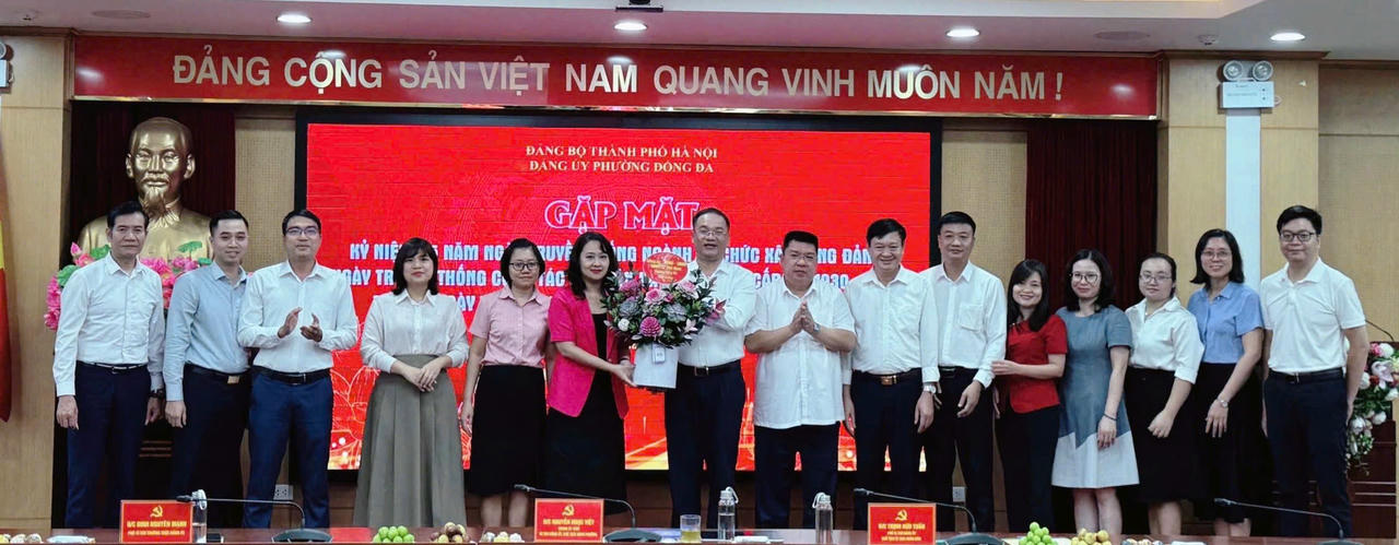 Ban Thường vụ Đảng ủy chúc mừng Văn phòng Đảng ủy nhân kỷ niệm 95 năm ngày truyền thống.