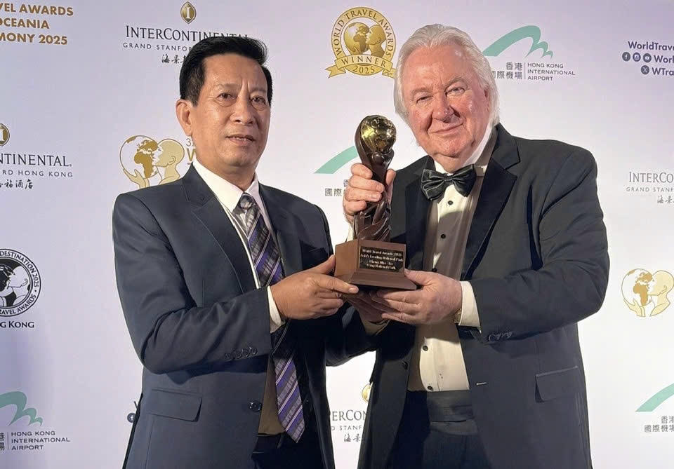 Ông Phạm Hồng Thái - Giám đốc Ban Quản lý Vườn Quốc gia Phong Nha - Kẻ Bàng đại diện nhận giải thưởng.