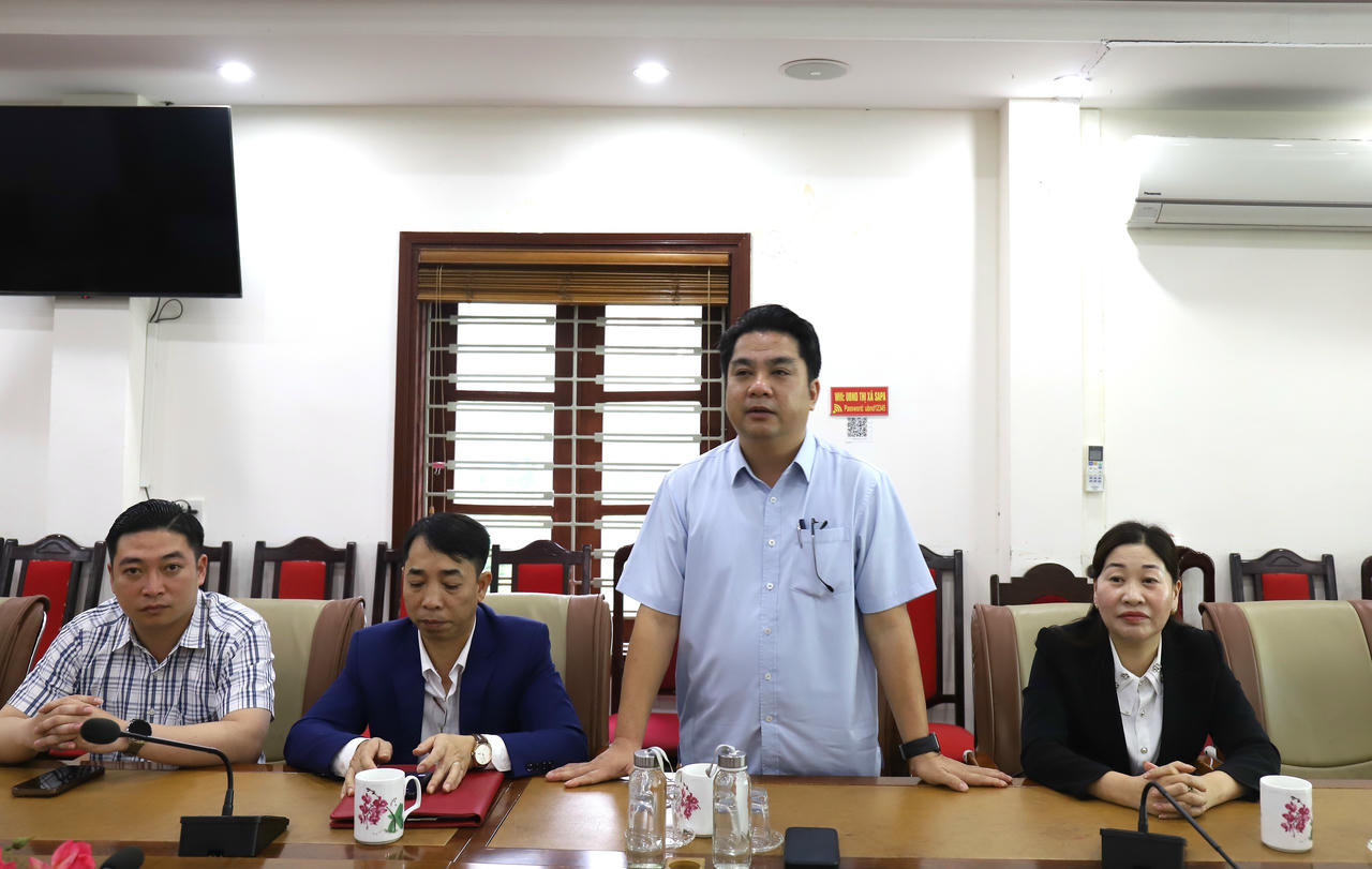 Ông Phạm Tiến Dũng, Phó chủ tịch UBND phường Sa Pa bày tỏ xúc động trước tấm lòng sẻ chia của tập thể Báo Pháp luật Việt Nam và doanh nghiệp Hòa An Phát.