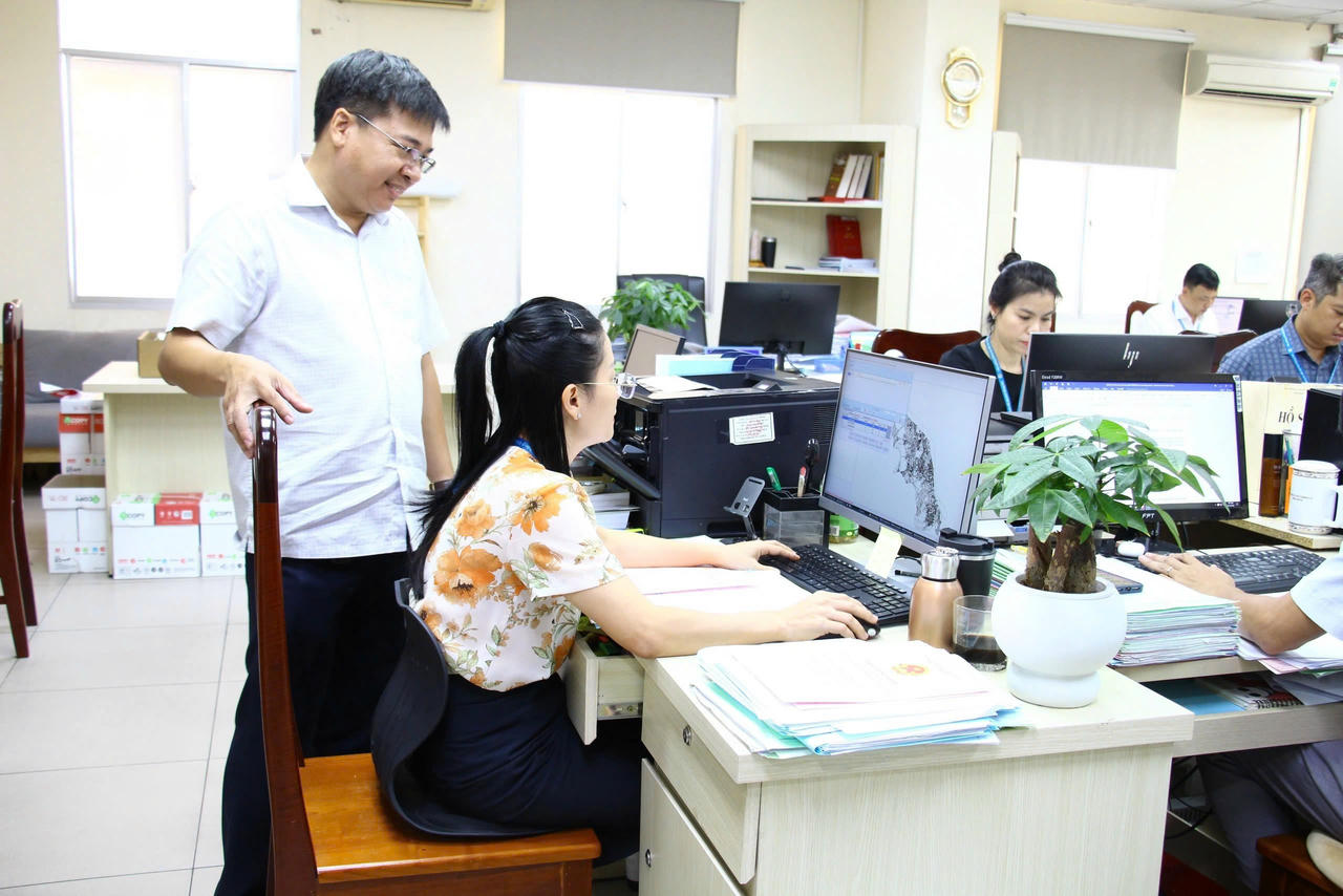 Cán bộ Văn phòng Đăng ký đất đai tỉnh Đồng Nai tập trung xử lý, làm sạch và chuẩn hóa dữ liệu đất đai.