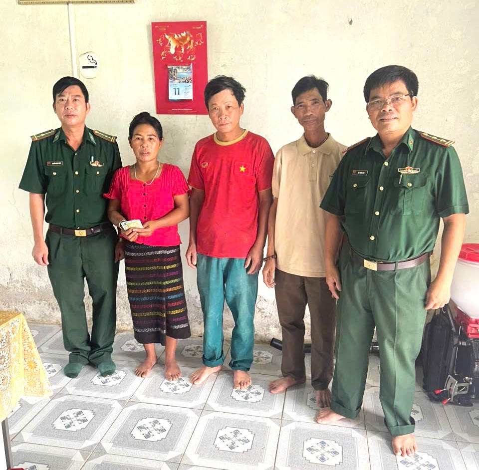 Cán bộ Đồn Biên phòng Làng Ho, ông Nguyễn Hữu Sâm cùng đại diện bản Trung Đoàn trao lại số tiền cho bà Hồ Thị Tuyết trong niềm vui và xúc động.