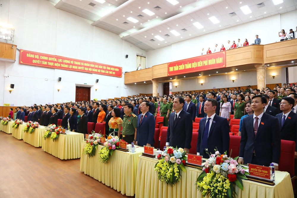 Đại biểu dự Đại hội thực hiện nghi thức chào cờ.