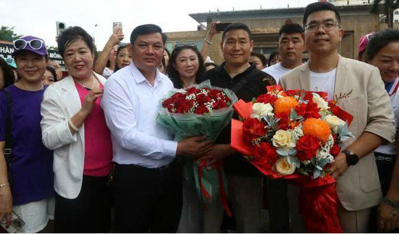 Ông Đỗ Văn Tuấn - Chủ tịch UBND phường Móng Cái 1 đón, tặng hoa chúc mừng đoàn.