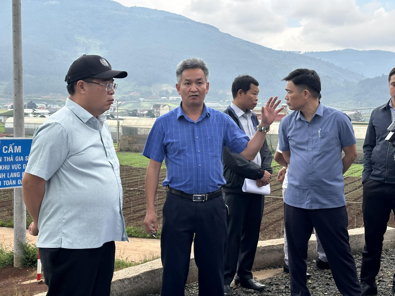 Phó Chủ tịch Lâm Đồng Nguyễn Ngọc Phúc (ngoài cùng bên trái) tại khu tái định canh phục vụ dự án hồ Ta Hoét.