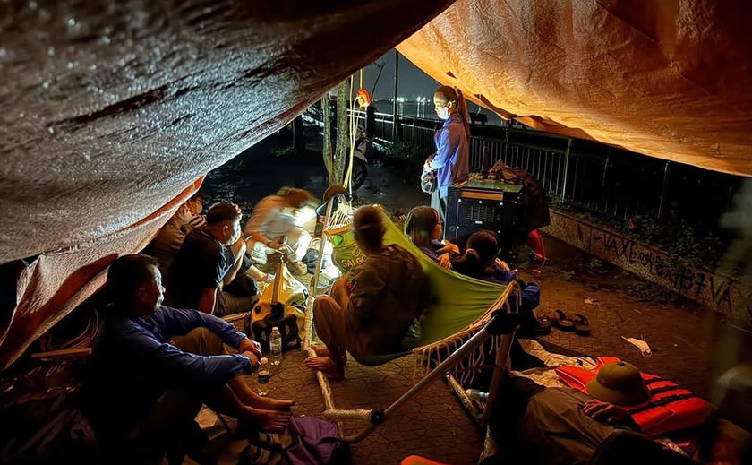 Tìm kiếm ba bố con bỏ xe máy trên cầu Bến Thuỷ rồi "biến mất"