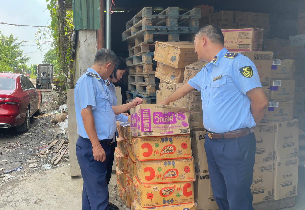 Đội QLTT số 16 đã phát hiện gần 700 sản phẩm kẹo, nước ngọt nhập lậu tại Công ty TNHH Thương mại & Xuất nhập khẩu Nam Anh. 