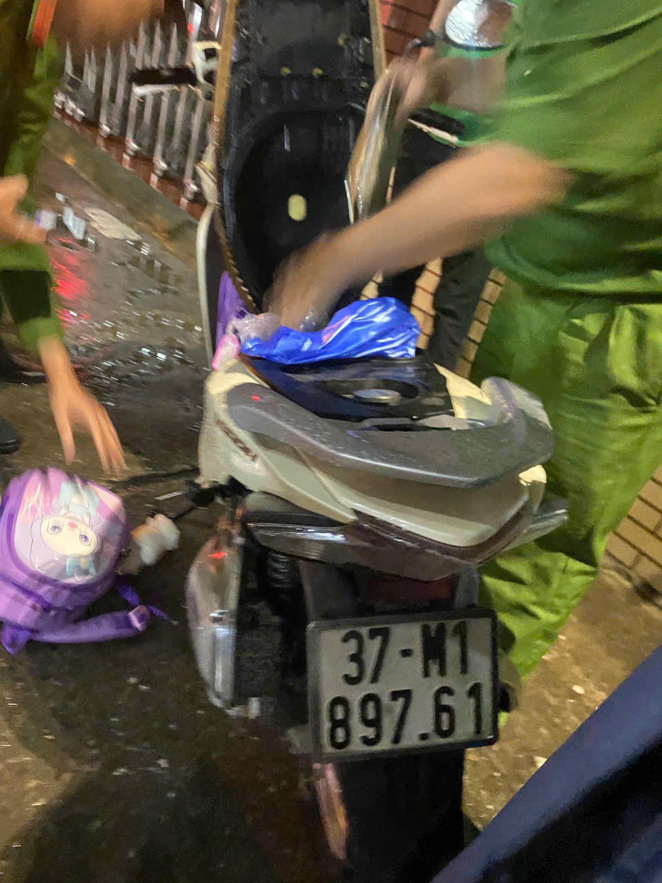 Chiếc xe máy người đàn ông bỏ lại trên cầu rồi "mất tích".