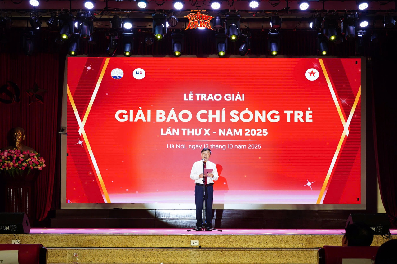 PGS. TS Phạm Minh Sơn - Phó Bí thư Đảng ủy, Giám đốc Học viện Báo chí và Tuyên truyền phát biểu khai mạc Lễ trao Giải Báo chí Sóng trẻ 2025. (Ảnh: BTC)