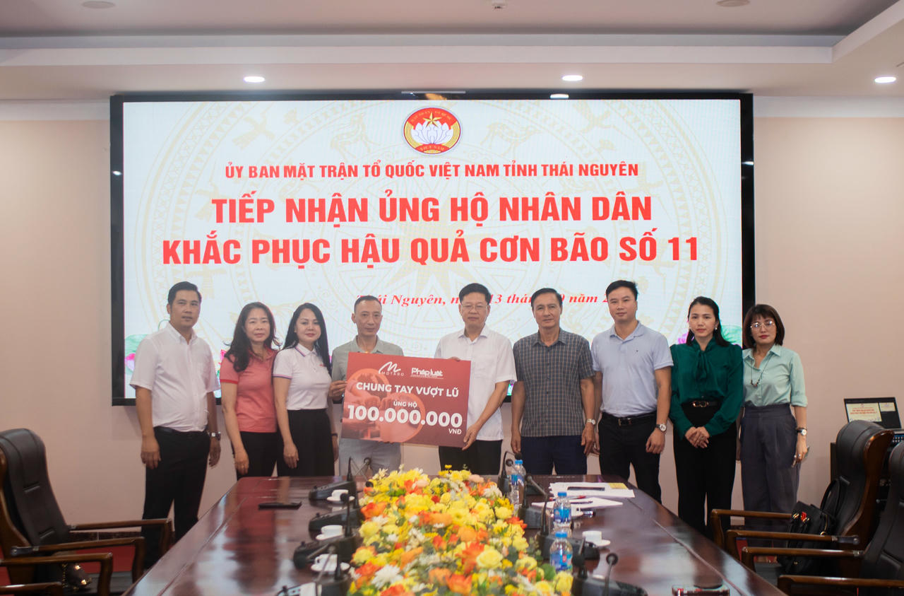 Ông Phạm Xuân Nam - Đại diện Motaro Group trao quà ủng hộ đến Ủy ban Mặt trận Tổ quốc tỉnh Thái Nguyên.