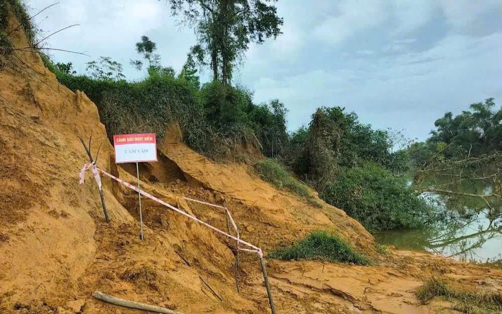 Phát hiện quả bom “khủng” trên bờ sông Ngàn Sâu