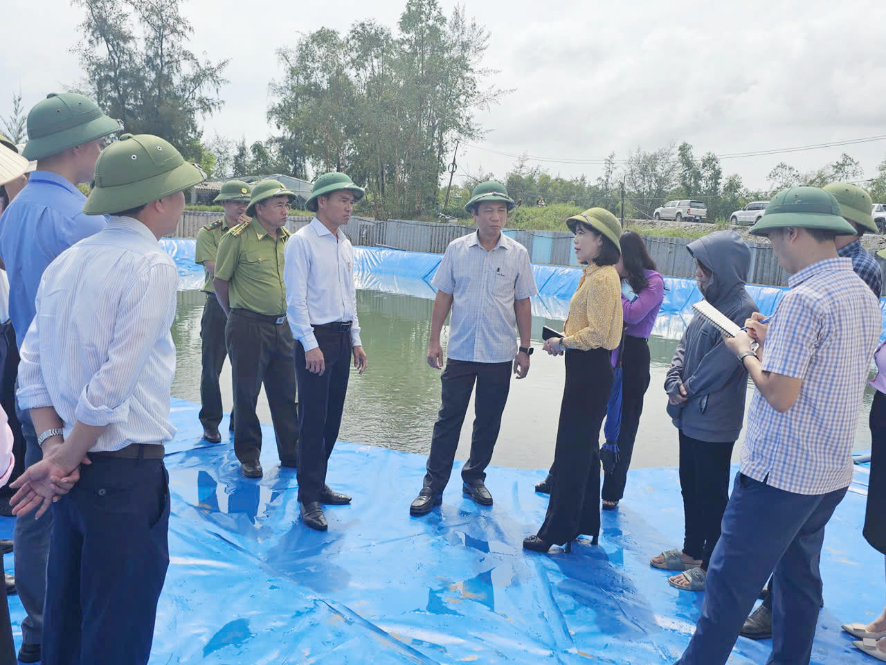 Phó Chủ tịch Thường trực UBND tỉnh Hoàng Nam kiểm tra tình hình nuôi trồng thủy sản trên địa bàn xã Cam Hồng.