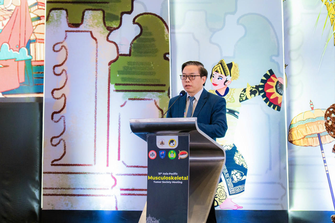 GS.TS.BS Trần Trung Dũng trình bày báo cáo tại hội nghị