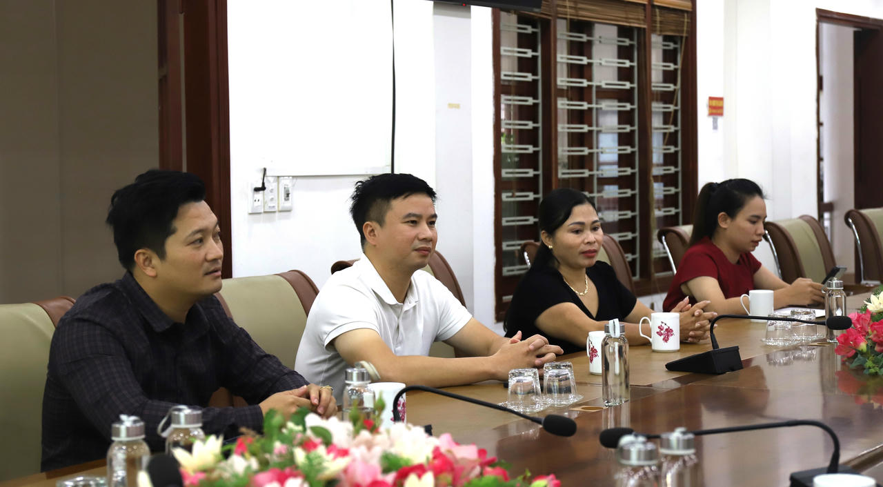 Đại diện Báo Pháp luật Việt Nam và Công ty TNHH MTV Hòa An Phát.