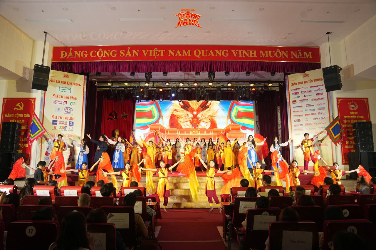 Hợp xướng “Nam quốc sơn hà” mở đầu Đại nhạc hội IJC Festival 2025. (Ảnh: BTC)