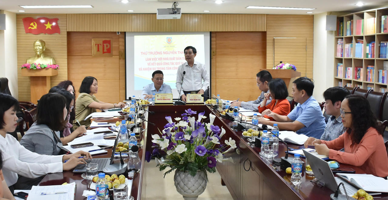 Giám đốc kiêm Tổng Biên tập NXB Tư pháp Trần Mạnh Đạt phát biểu tại buổi làm việc.&nbsp;
