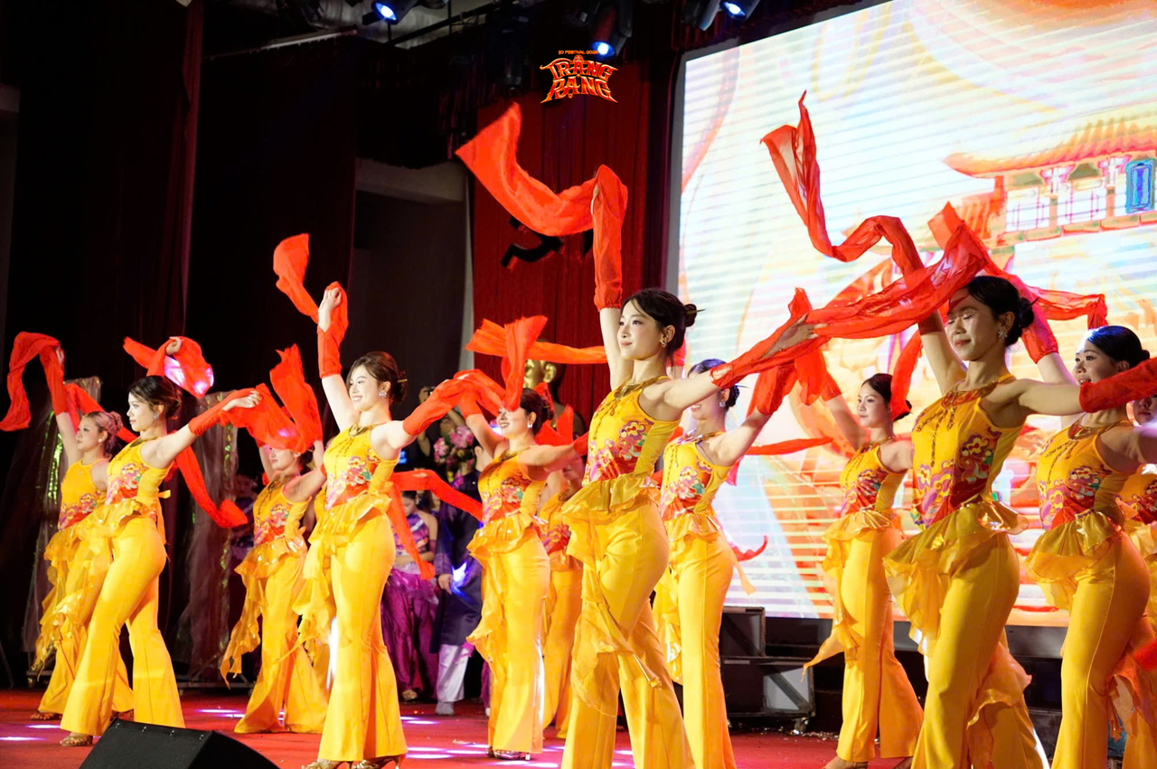 Hàng nghìn sinh viên Báo chí “cháy hết mình” trong đêm nhạc hội IJC Festival 2025