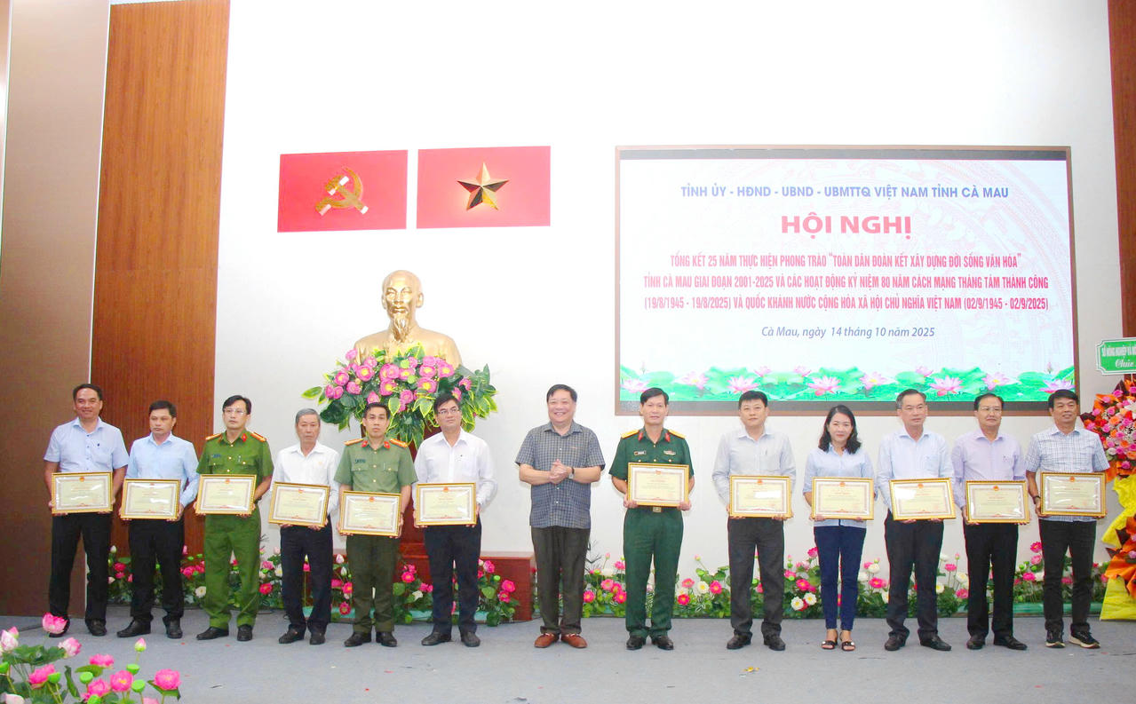 Ông Phạm Thành Ngại - Phó Bí thư Tỉnh ủy, Chủ tịch UBND tỉnh Cà Mau, trao Bằng khen cho tập thể, cá nhân tiêu biểu có thành tích xuất sắc trong 25 năm thực hiện Phong trào “Toàn dân đoàn kết xây dựng đời sống văn hóa” và công tác tổ chức các hoạt động kỷ niệm 80 năm Cách mạng Tháng Tám và Quốc khánh 2/9.