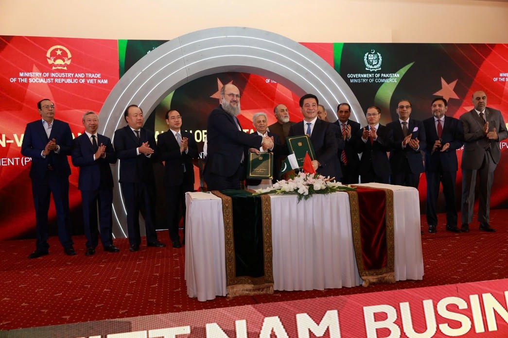Bộ trưởng Nguyễn Hồng Diên và Ngài Jam Kamal Khan, Bộ trưởng Bộ Thương mại Pakistan đã chính thức ký Tuyên bố chung khởi động đàm phán Thỏa thuận Thương mại Ưu đãi (PTA) Việt Nam - Pakistan