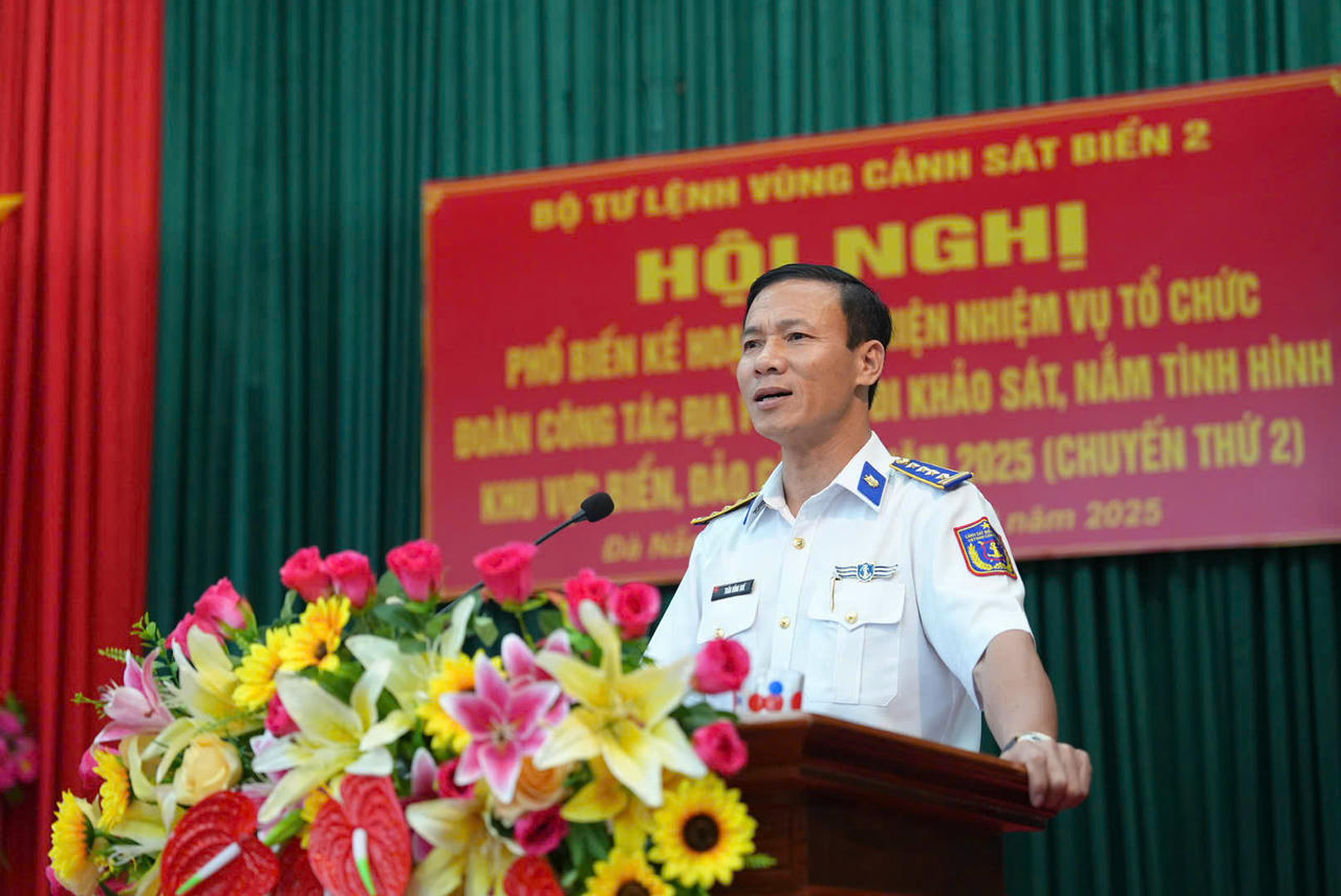 Đại tá Trần Hồng Quế - Phó Chính ủy Vùng Cảnh sát biển 2, Trưởng đoàn khảo sát phổ biến kế hoạch chuyến đi.