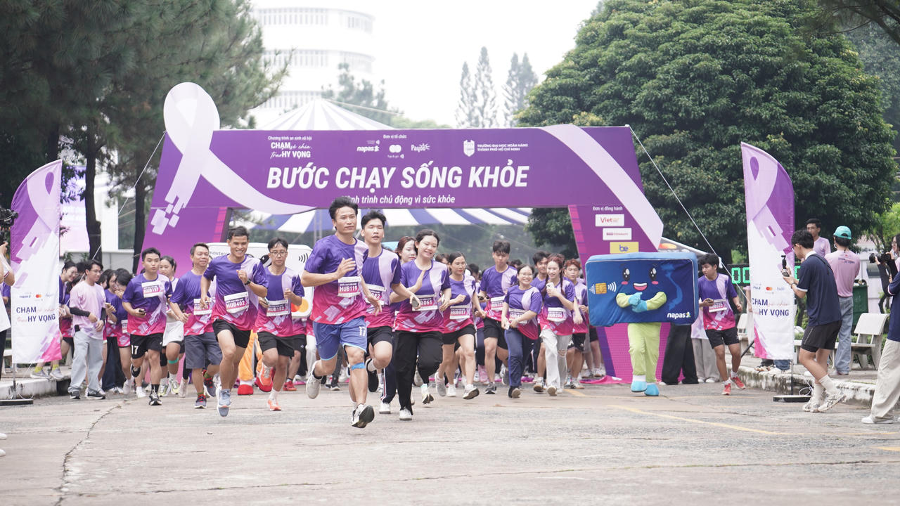 Sinh viên ĐH Ngân Hàng tham gia chương trình _Bước Chạy Sống Khoẻ