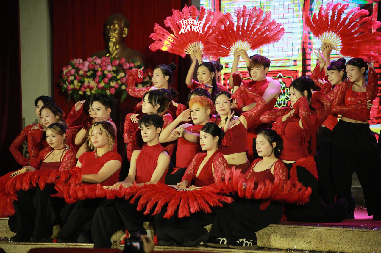 Các tiết mục văn nghệ được dàn dựng công phu bởi sinh viên Báo chí. (Ảnh: BTC)