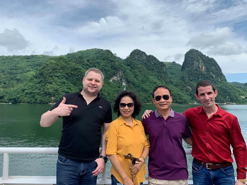 Khách quốc tế tham quan hồ Hòa Bình. (Ảnh: Vietnam+)