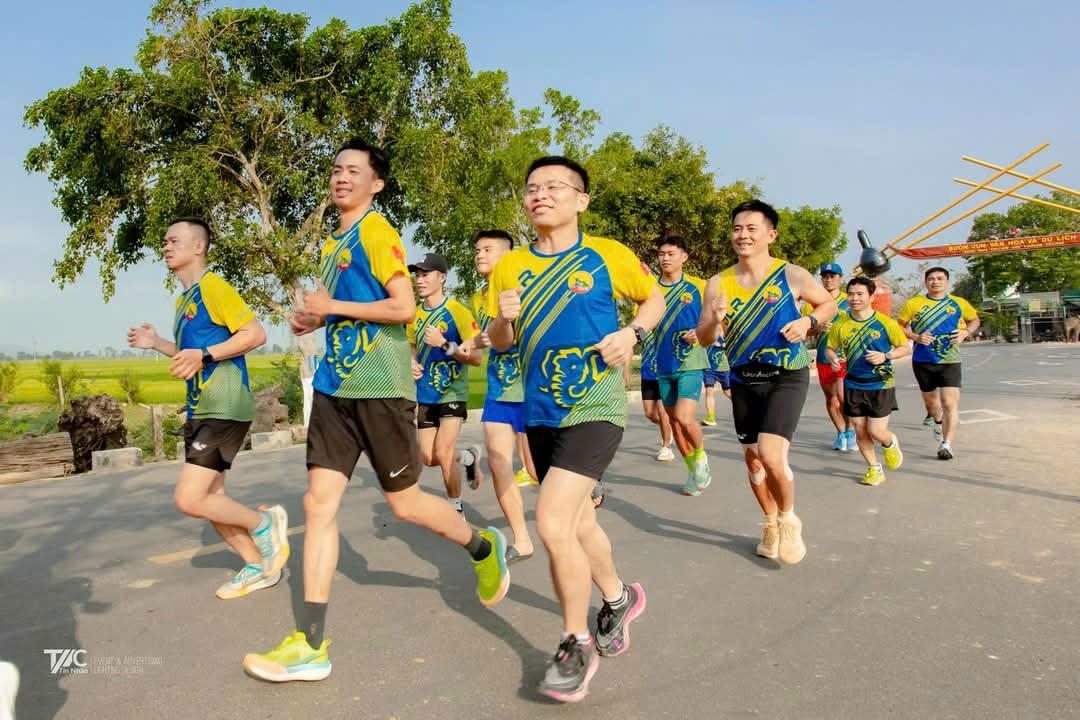 Các thành viên Câu lạc bộ chạy bộ Dak lak Runners rèn luyện.