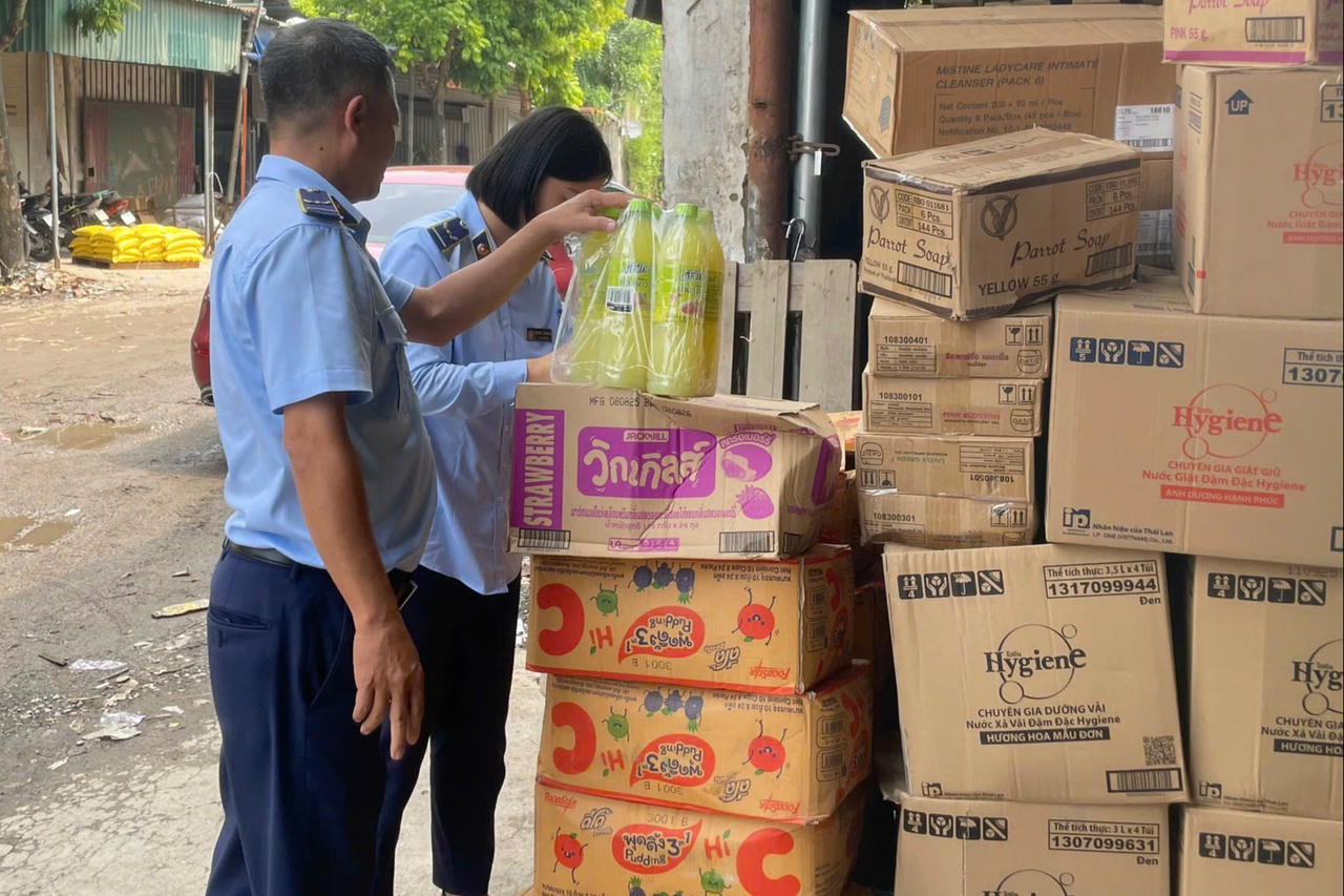 Hà Nội: Một doanh nghiệp bị xử phạt 70 triệu đồng do tái phạm kinh doanh thực phẩm nhập lậu