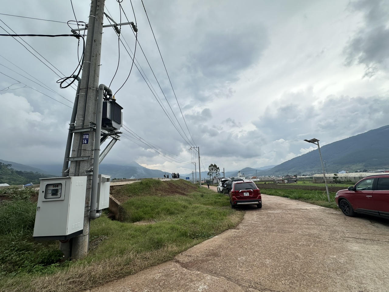 Hạ tầng gồm lưới điện, nước, đường giao thông vào khu tái định canh được đầu tư bài bản.