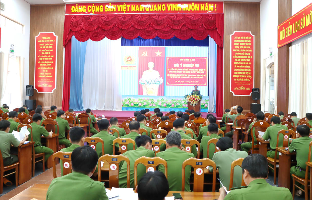 Các đại biểu tham dự buổi hội ý nghiệp vụ.