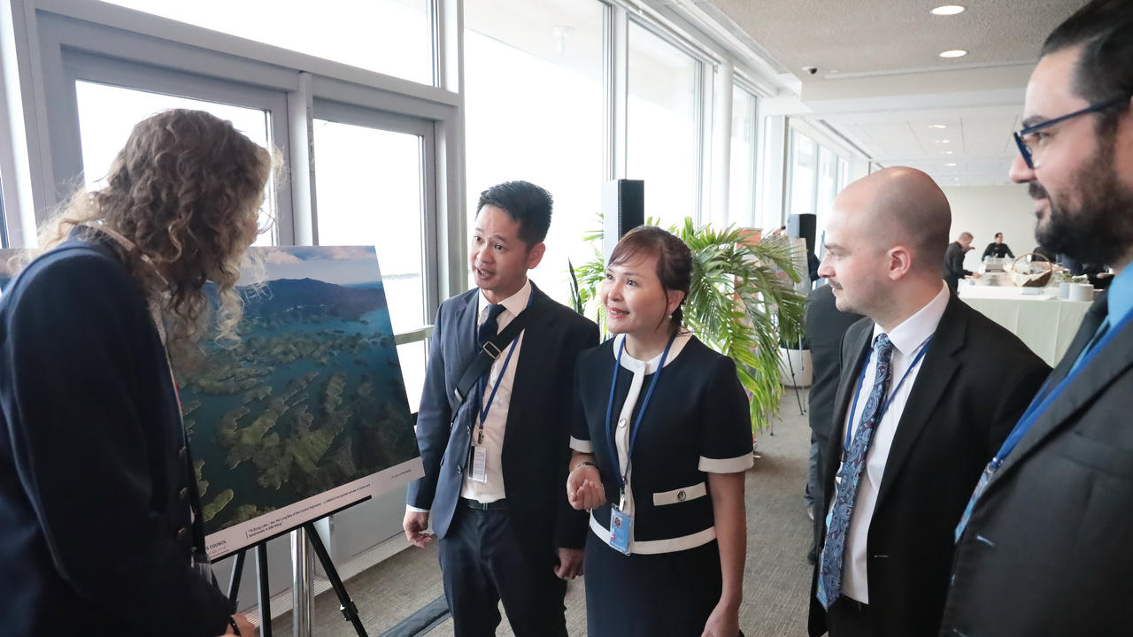 Các đại biểu tham quan Triển lãm.